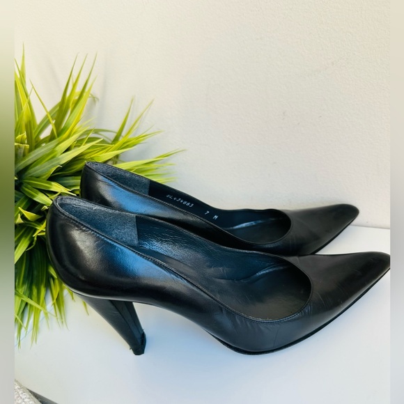 Stuart Weitzeman | Classic Leather Pumps - Picture 3 of 16